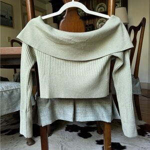 Off the shoulders crop sweater